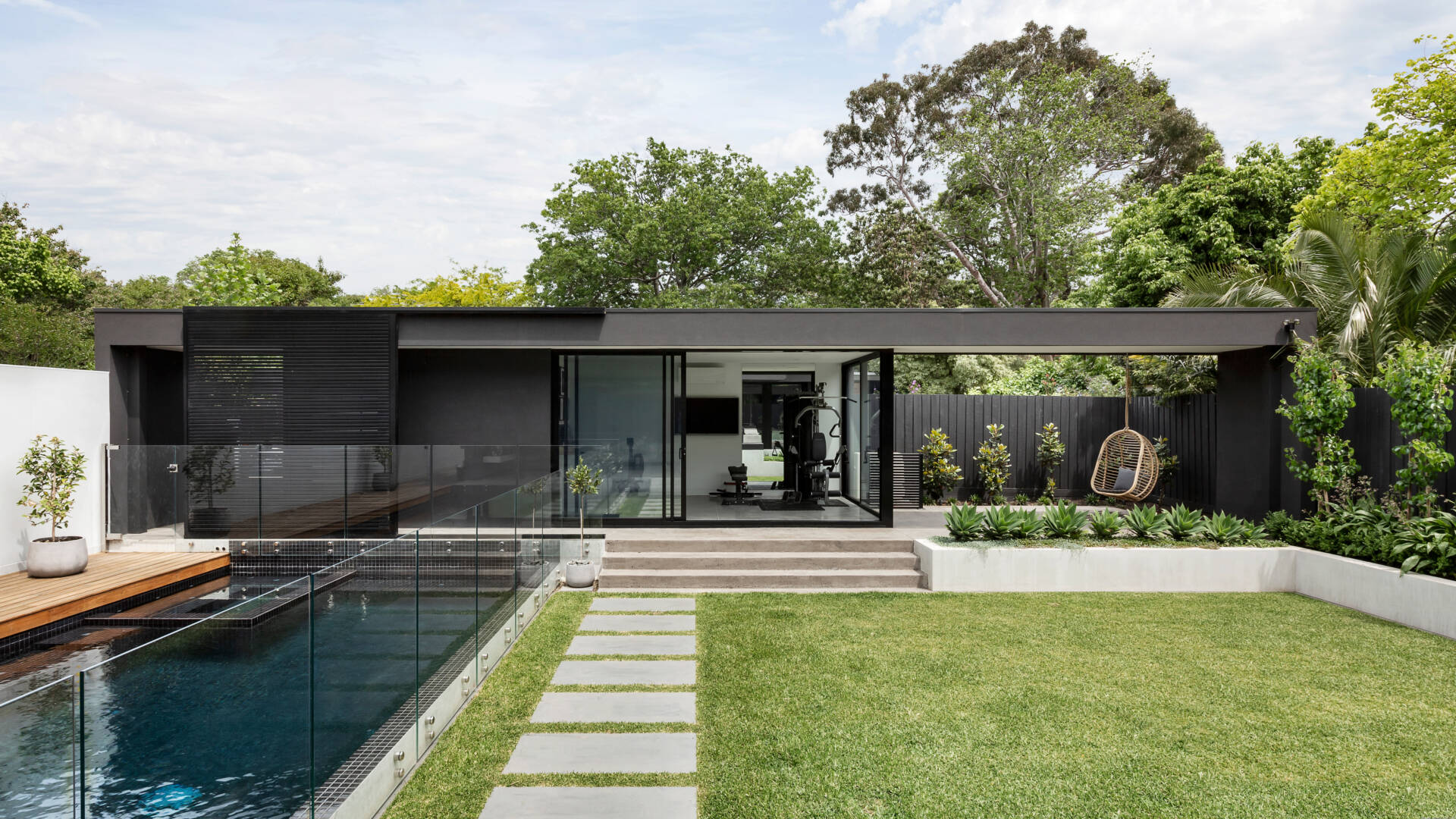 modern-house-exterior-2021-08-26-20-03-40-utc